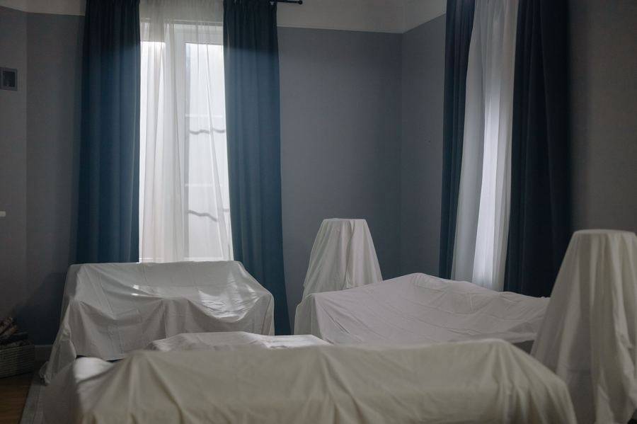 Mobilier protégé sous housses blanches